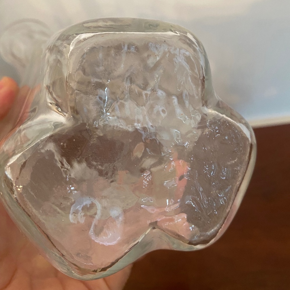 Glass ruffle edge vase - Picture 4 of 6